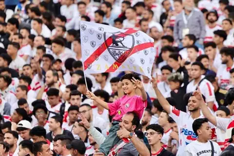 "لآخر نفس".. تيفو جماهير الزمالك يشعل المدرجات في مباراة سيراميكا (فيديو)